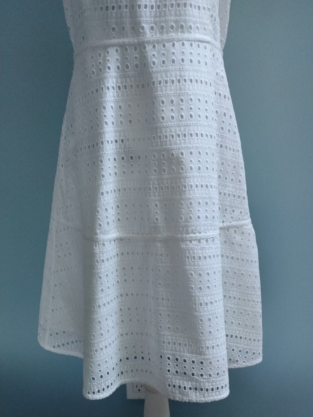 GAP Fit and Flare White Eyelet Cotton Summer Dress , size 4 - Picture 5 of 9